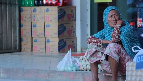 Nenek Penjual Telur Asin yang Pantang Jadi Pengemis