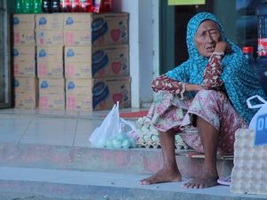 Nenek Penjual Telur Asin yang Pantang Jadi Pengemis