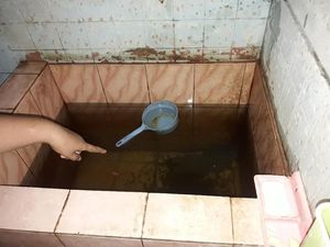 Warga Tytyan Kencana Bekasi Keluhkan Air PAM Hitam dan Bau Warga Tytyan Kencana Bekasi Keluhkan Air PAM Hitam dan Bau