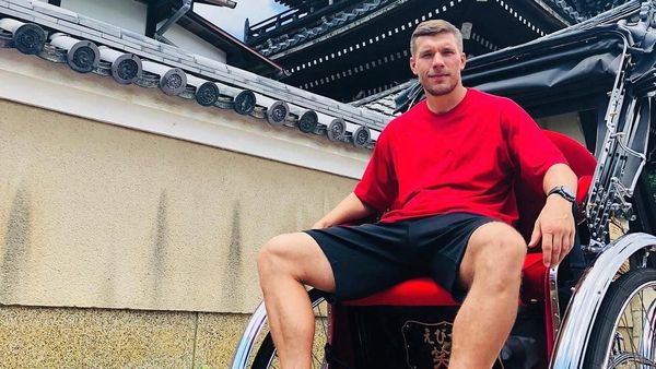 Potret Lukas Podolski Jalan-jalan di Jepang