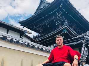 Potret Lukas Podolski Jalan-jalan di Jepang Potret Lukas Podolski Jalan-jalan di Jepang