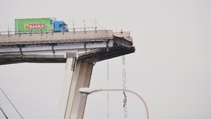 Truk Ini Nyaris Jatuh dari Jembatan yang Ambruk di Italia