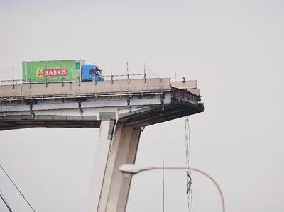 Truk Ini Nyaris Jatuh dari Jembatan yang Ambruk di Italia