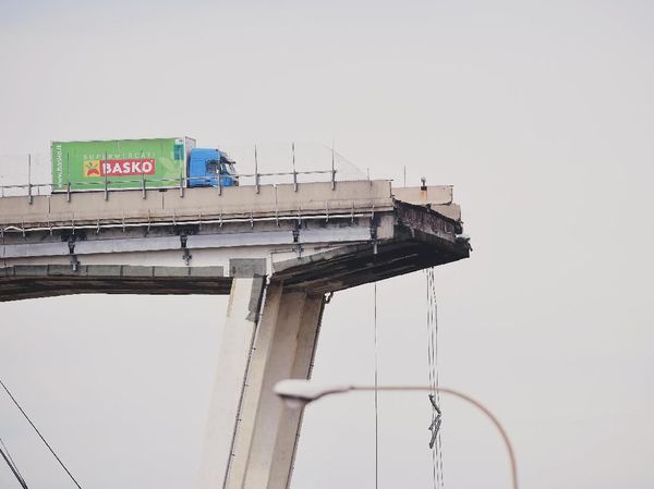 Truk Ini Nyaris Jatuh dari Jembatan yang Ambruk di Italia