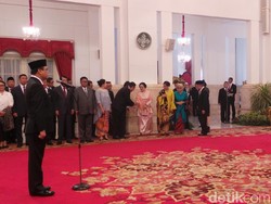 Jokowi Lantik Komjen Syafruddin Jadi MenPAN-RB