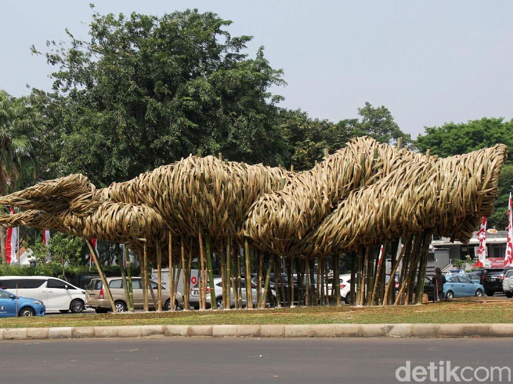Joko Avianto Bawa 2000 Batang Bambu untuk Instalasi Proyek Anies