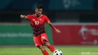 Stefano Lilipaly mengontrol bola.