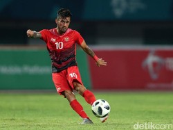 Stefano Lilipaly mengontrol bola.