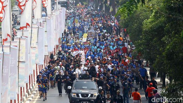 Potret Meriahnya Arak-arakan Obor Asian Games di Jakarta