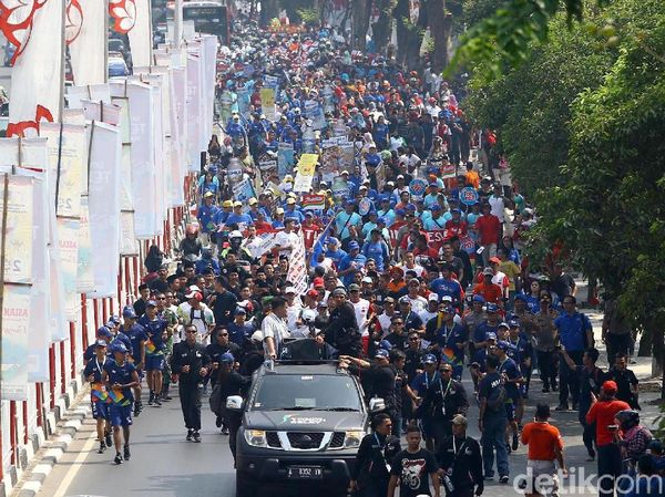Potret Meriahnya Arak-arakan Obor Asian Games di Jakarta