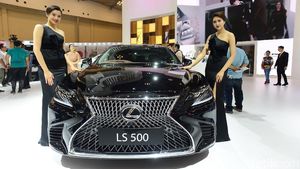 Pose Elegan Bidadari Lexus