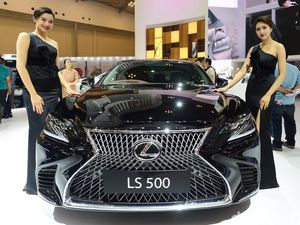 Pose Elegan Bidadari Lexus