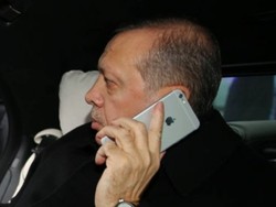 Patuhi Erdogan, Warga Turki Hancurkan iPhone
