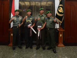 Kasad Beri Penghargaan 2 Babinsa yang Selamatkan Bayi