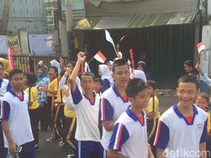 Antusiasme Warga Saksikan Pawai Obor Asian Games di Kramat Jati