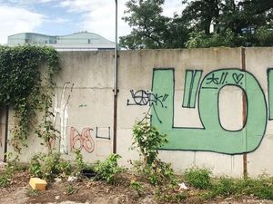 Warga Temukan Bagian Tembok Berlin yang Masih Berdiri Tegak Warga Temukan Bagian Tembok Berlin yang Masih Berdiri Tegak