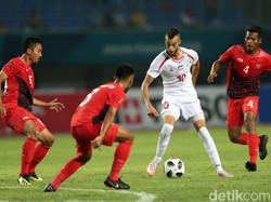 Hingga selesainya babak pertama, skor masih sama kuat 1-1.