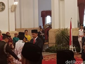 Jokowi Kukuhkan Anggota Paskibraka 2018 di Istana