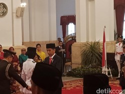 Jokowi Kukuhkan Anggota Paskibraka 2018 di Istana