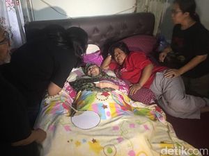 Lumpuh dan Terjebak Banjir, Mak Nyak Si Doel Dievakuasi Tengah Malam ke Hotel Lumpuh dan Terjebak Banjir, Mak Nyak Si Doel Dievakuasi Tengah Malam ke Hotel
