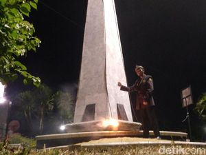 Kenang Jasa Pejuang, Warga Cirebon Upacara di Tugu Proklamasi