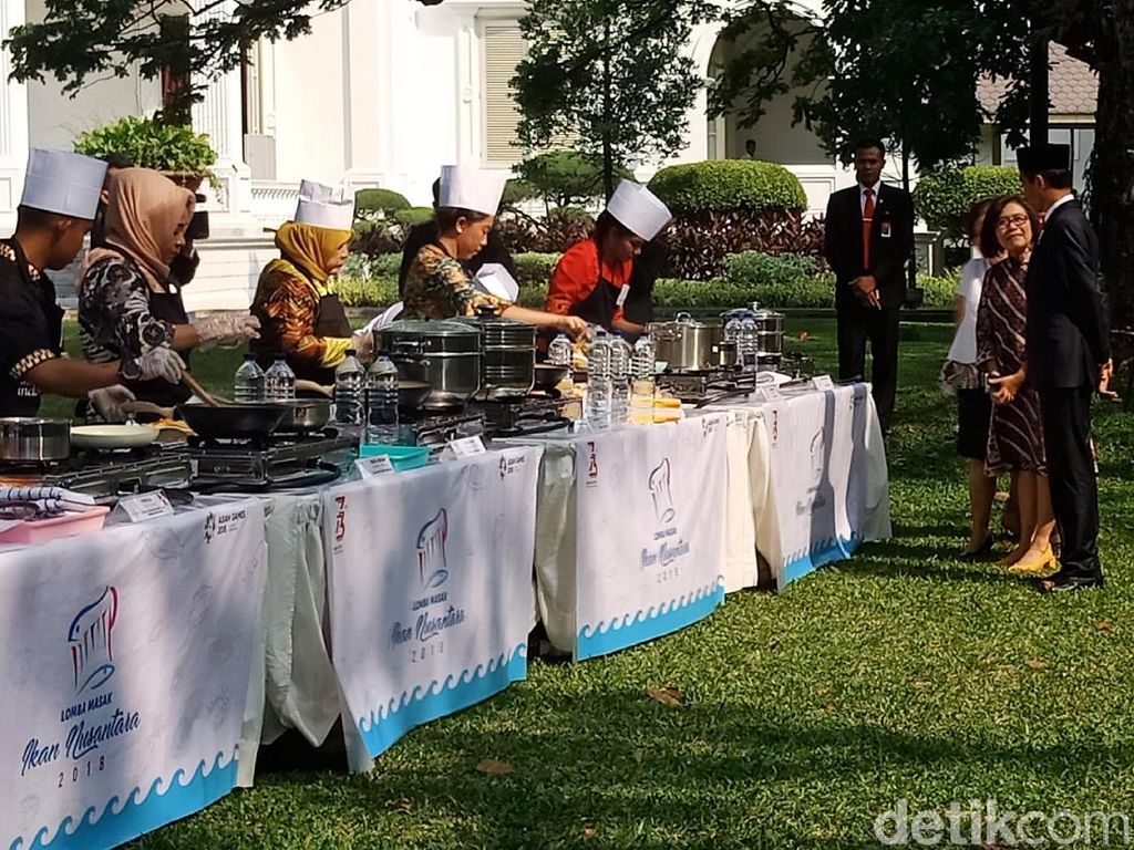 Didampingi Iriana, Jokowi Pantau Lomba Masak Ikan di Halaman Istana Didampingi Iriana, Jokowi Pantau Lomba Masak Ikan di Halaman Istana