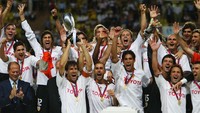 Valencia juara Piala Super Eropa 2004. Saat itu, mereka masih dikapteni David Albelda. (Foto: Christopher Lee/Getty Images)
