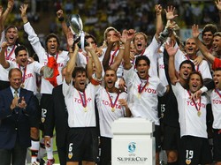Valencia juara Piala Super Eropa 2004. Saat itu, mereka masih dikapteni David Albelda. (Foto: Christopher Lee/Getty Images)