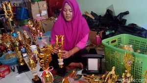 Perajin Piala Kebanjiran Order Jelang Agustusan