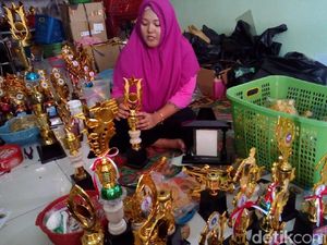 Perajin Piala Kebanjiran Order Jelang Agustusan