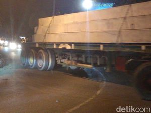 Malam-malam, Truk Angkut Beton ke Proyek Rumah DP Rp 0