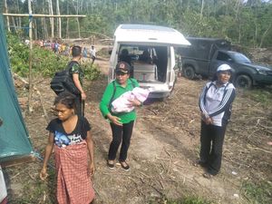 Bayi Suku Terpencil Mause Ane Lahir Selamat di Tenda Pengungsian