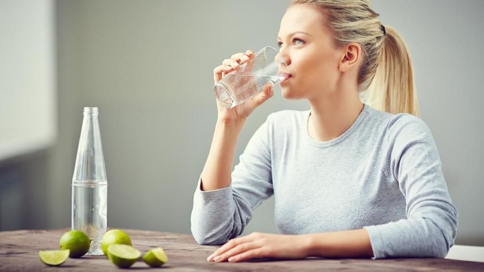 Sangat penting untuk minum air putih setiap hari. (Foto: iStock)