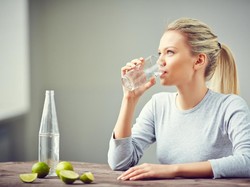 6 Waktu yang Tepat untuk Minum Air Putih Agar Tetap Bugar