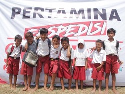 Senangnya, 3.200 Anak Desa Terpencil di Banten Dapat Sepatu