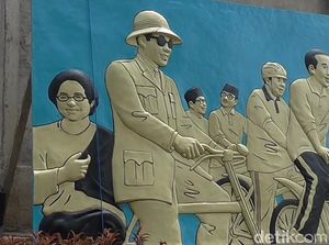 Momen Akrab 7 Presiden RI di Relief Karya Seniman-Warga Garut Momen Akrab 7 Presiden RI di Relief Karya Seniman-Warga Garut
