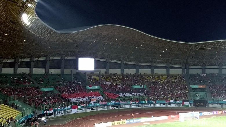 Muncul Koreografi Bendera Merah Putih di Tribune Stadion Patriot Muncul Koreografi Bendera Merah Putih di Tribune Stadion Patriot