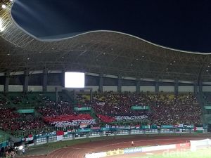 Muncul Koreografi Bendera Merah Putih di Tribune Stadion Patriot