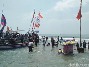 Melihat Sakralnya Tradisi Larung Sesaji Desa Dasun di Rembang
