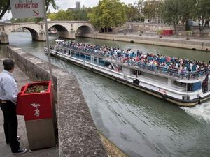 Ada Kotak Tempat Kencing Umum di Tengah Kota Paris, Warga Marah