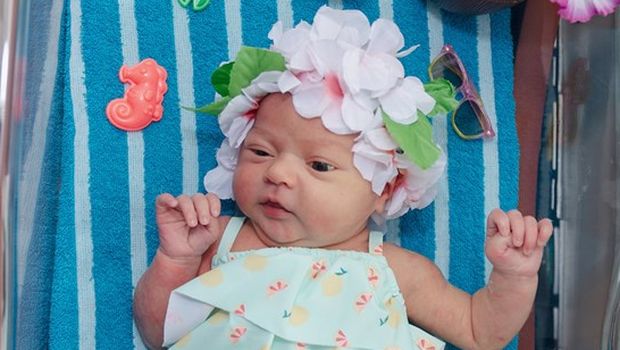 Bayi prematur pakai busana khas Hawaii