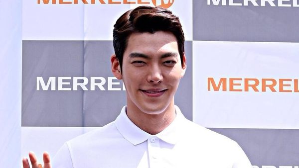 Lama Menghilang Pasca Vonis Kanker, Ini Penampilan Baru Kim Woo Bin