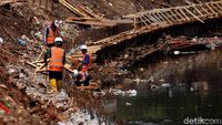 Pemasangan Turap di Kali Grogol Terus Dikebut