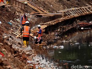 Pemasangan Turap di Kali Grogol Terus Dikebut Pemasangan Turap di Kali Grogol Terus Dikebut