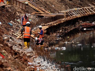 Pemasangan Turap di Kali Grogol Terus Dikebut