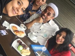 Di Saat Ali Ngabalin Makan Duren dan Sarapan Bareng Ayu Azhari