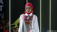 10 Koleksi Busana Terbaru Dian Pelangi yang Bergaya Retro