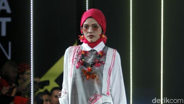 10 Koleksi Busana Terbaru Dian Pelangi yang Bergaya Retro
