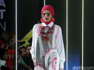 10 Koleksi Busana Terbaru Dian Pelangi yang Bergaya Retro