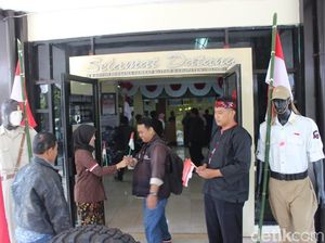 Rayakan Kemerdekaan, Samsat Blitar Disulap Kembali ke Zaman Perang